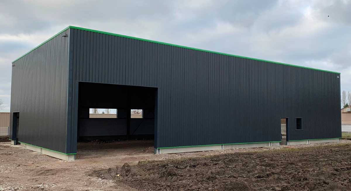 Pose de bardage métallique sur bâtiment de stockage à seuillet