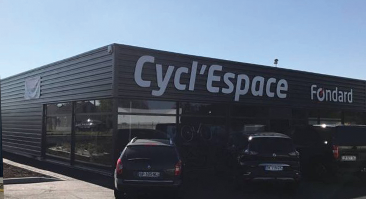 Pose d'une couverture métalliques sur mesure à Cycl'Espace