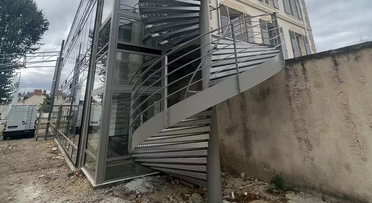 Construction d’un escalier tournant à l’ISAT de Nevers